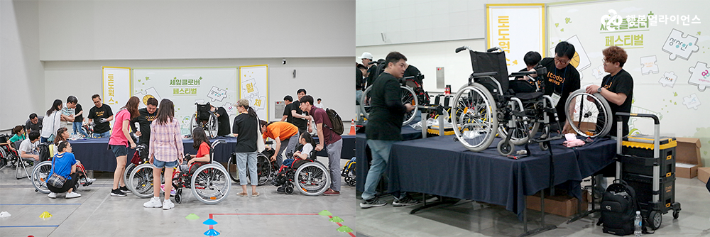 2개 사진이 붙어있다. (1) 사람들이 휠체어 위에 올려져있는 테이블에 모여있다. (2) 토도웍스 티셔츠를 입은 직원들이 휠체어를 점검하고 있다. 