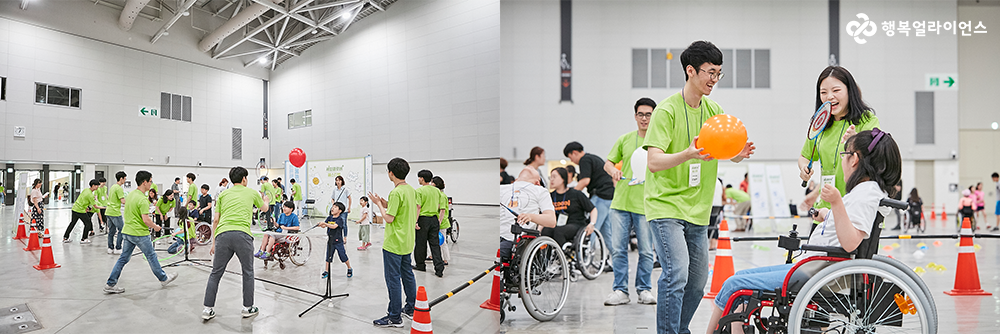 2개 사진이 붙어있다. (1) 네트가 설치된 공간에 휠체어를 탄 아이, 휠체어를 타지 않은 아이, 자원봉사자가 함께 풍선으로 배드민턴을 치고 있다. (2) 휠체어를 탄 아이에게 자원봉사자가 풍선을 전달하고 있다. 