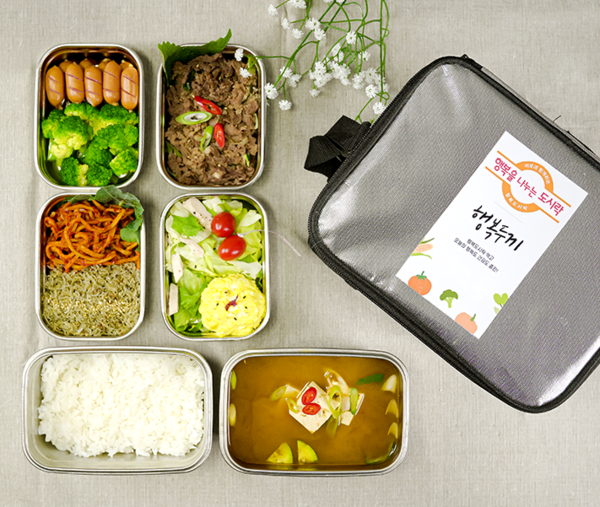 [소비자가 만드는 신문 기사] "복날에 삼계탕 배달왔어요"...결식 아동 6000명에 도시락 배달하는 SK '행복두끼' 챌린지 